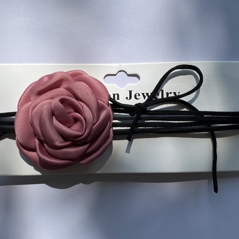 Kaklarota ar maigi rozā rozi