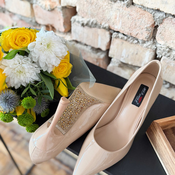 Bēšas lakotas kurpes ar dimantiņiem uz zoles