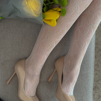 Bēšas lakotas kurpes ar dimantiņiem uz zoles