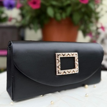 Clutch somiņa ar zelta aksesuāru