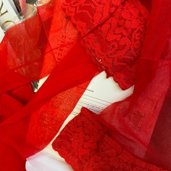 PLUS SIZE sarkanas plānās zeķes