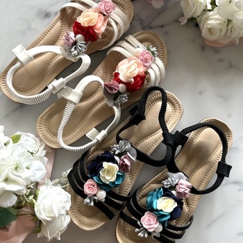 Sandales ar dekoratīvām puķēm