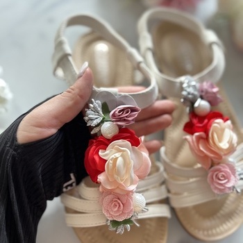 Sandales ar dekoratīvām puķēm