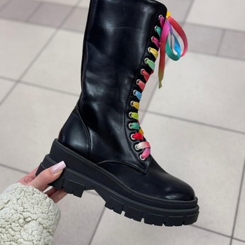 šņorzābaki ar krāsainām šņorēm